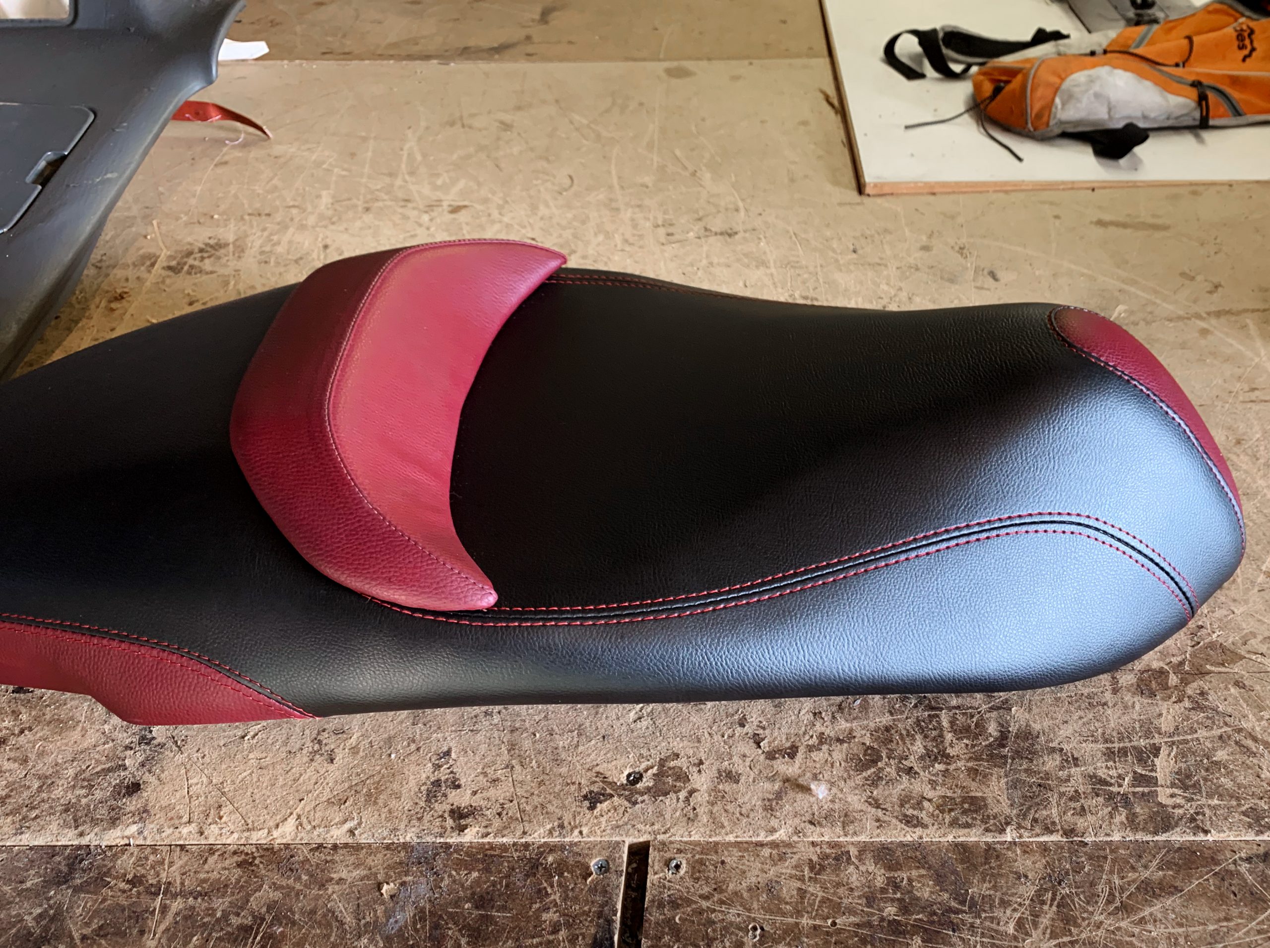 Black+and+red+shaped+motorcycle+seat