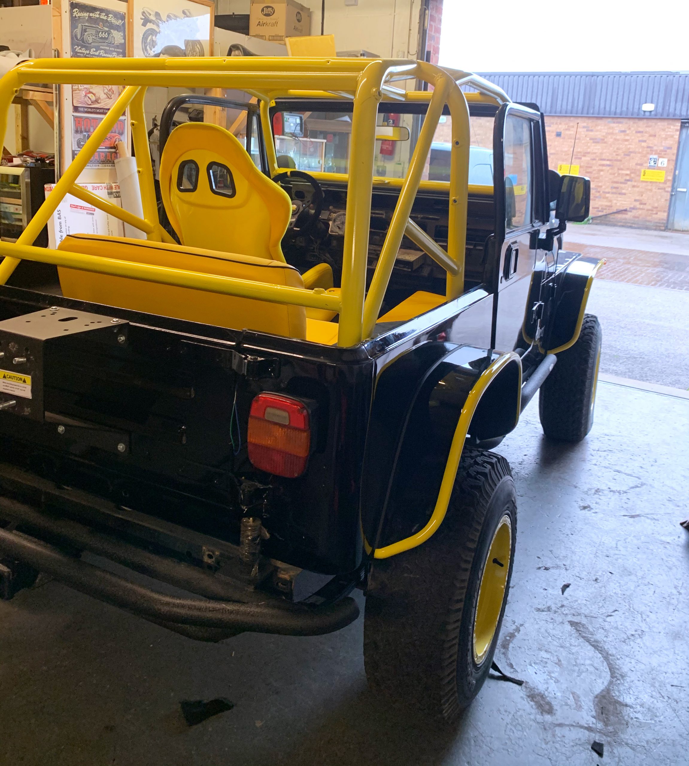 Jeep+Interior+to+match+black+and+yellow+bodywork